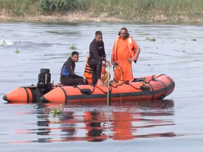 Image from: Delhi: Search operation underway after man jumps into Yamuna river from DND flyway