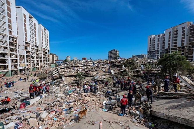 Image from: Father and son rescued after 4 days buried under rubble of Venezuela’s earthquakes