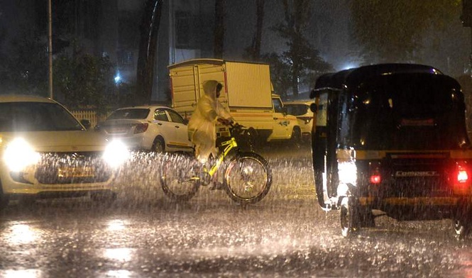 Image from: Heavy overnight showers drench Mumbai suburbs; over 100 mm rain recorded in several areas