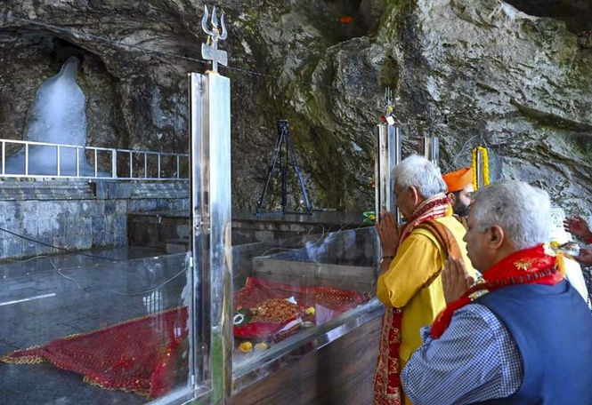 Image from: L-G Sinha performs ‘pratham puja’, says J&K ready for Amarnath Yatra