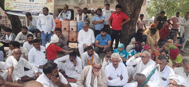 Image from: Father ends day-long dharna after assurance of meeting with CBI