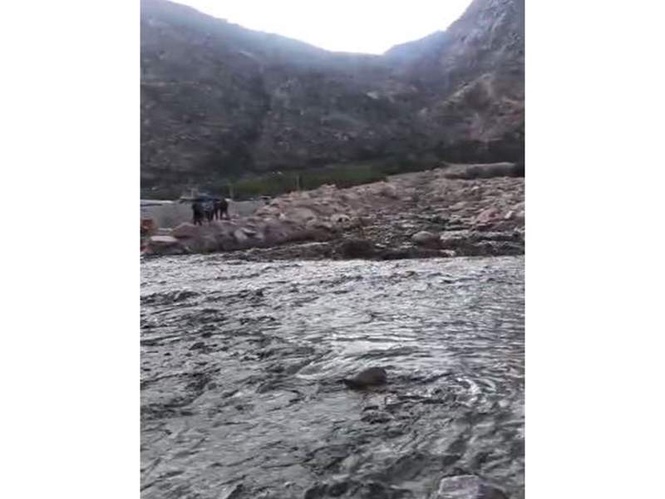 Image from: Glacier melt triggers flash flood in Lahaul-Spiti's Jhalma Nallah, road link snapped; over 50 tourists vehicles stranded