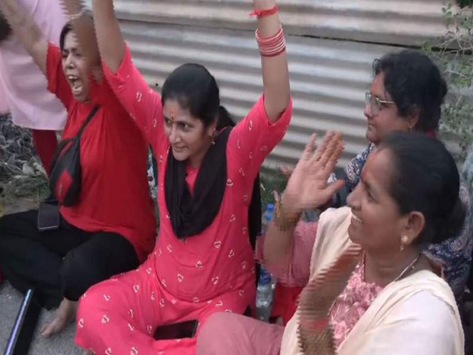 Image from: Large number of pilgrims arrive as Amarnath Yatra registration begins