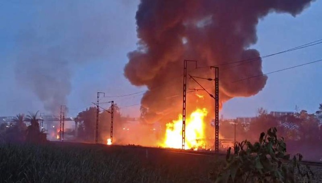 Image from: 10 injured as massive fire breaks out at Haldia oil refinery in West Bengal