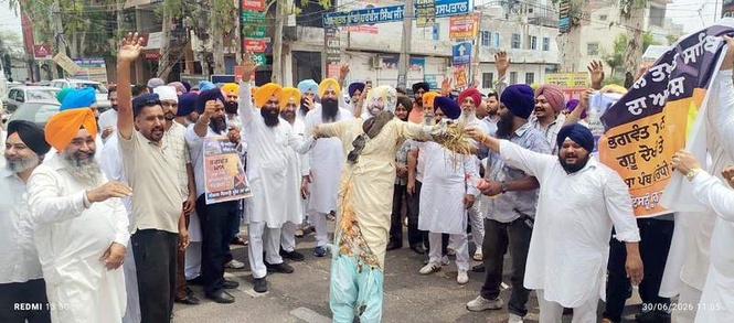 Image from: SAD workers protest, burn CM’s effigy in Fatehgarh Sahib