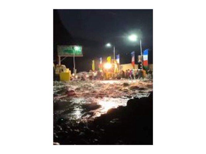 Image from: Flash flood near Jispa brings traffic to a standstill; police suspend movement towards affected stretch