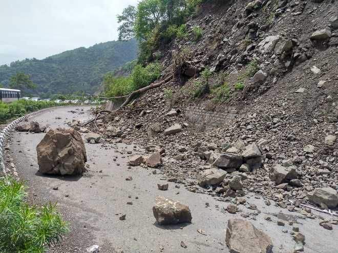 Image from: Himachal: Landslide blocks Shimla-Manali road, traffic hit