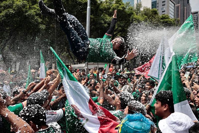 Image from: Fans storm World Cup fan festival in Mexico, police use pepper spray