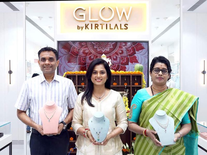 Image from: Glow by Kirtilals Adds Another Sparkle to Chennai with its Second Showroom at Adyar