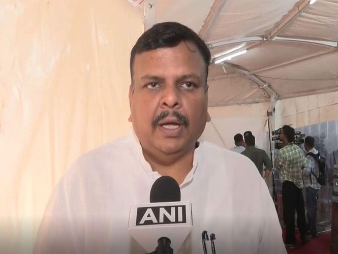 Image from: "Municipality needs to trim trees, weak ones removed...": BJP MLA Sanjay Upadhyay after Chembur bus accident