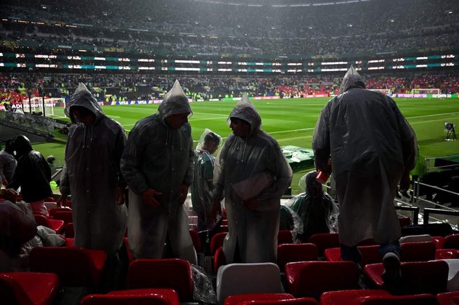 Image from: FIFA reverse decision to scrap hydration break after Mexico vs Ecuador delayed due to electrical storm