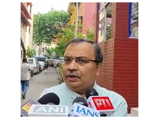 Image from: "They won on TMC tickets but are dishonest turncoats": Kunal Ghosh on LoP Ritabrata Banerjee-led delegation's EC visit; calls rebels "BJP-sponsored"