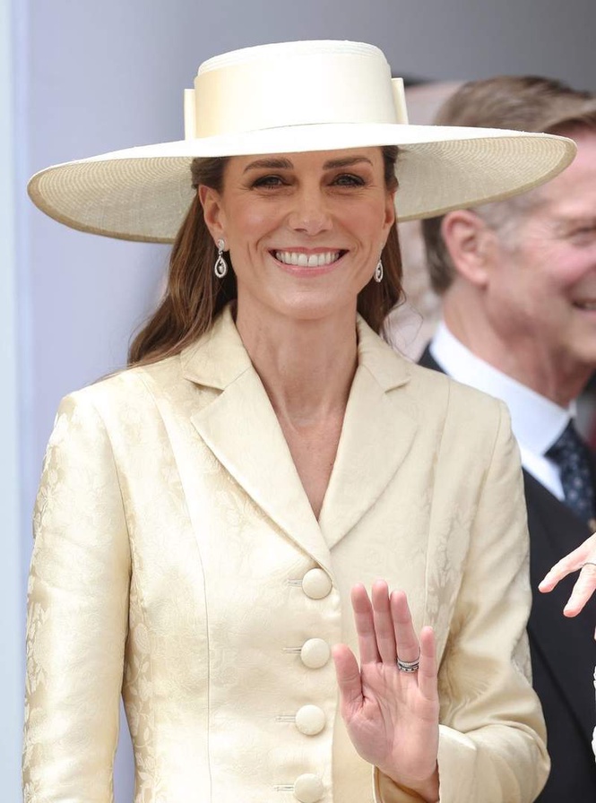 Image from: Princess of Wales secretly returns to work at Windsor Castle after impressive mountain climb