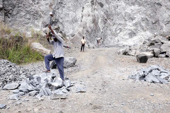 Image from: 7 labourers from Bihar killed as rock collapses at stone quarry in Bengaluru