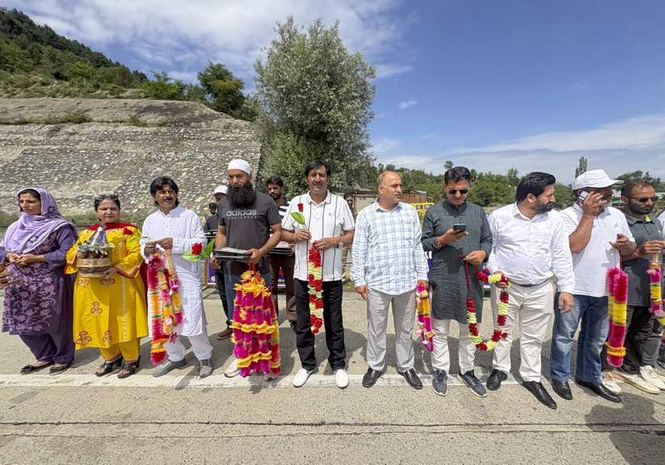 Image from: First batch of Amarnath pilgrims welcomed with flower petals in Kashmir