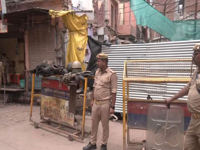 Image from: Uttar Pradesh: Security beefed up in Varanasi's Dalmandi as demolition of mosques for road-widening project enters day two