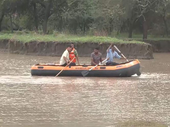 Image from: MP: Labourer swept away while crossing flooded culvert in Indore, search on