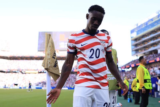 Image from: ‘Somebody help me’ – Jason Kelce left stunned by Folarin Balogun red card in USMNT World Cup clash