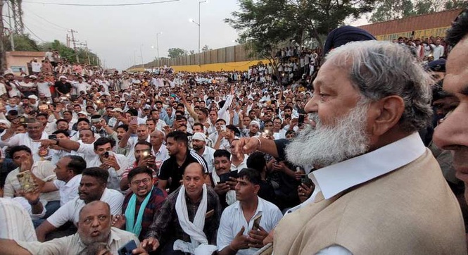 Image from: Power staff protest in Haryana’s Ambala, gherao Anil Vij’s residence