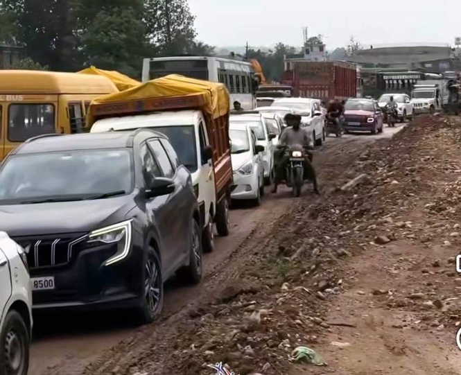 Image from: Flyover construction leads to traffic jams on Pathankot-Mandi highway at Jassur