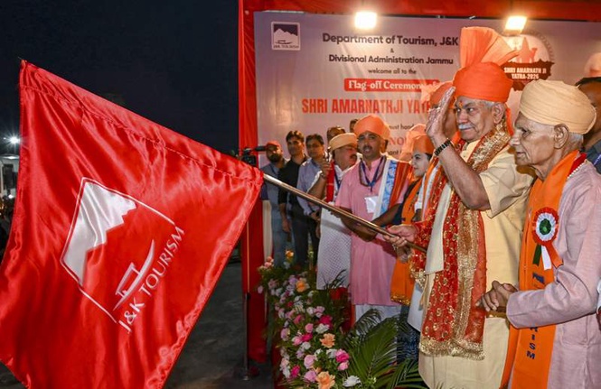 Image from: Over 4,800 Amarnath pilgrims flagged off from Jammu amid tight security