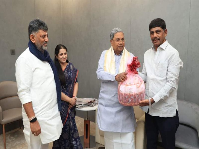 Image from: Karnataka: CM D K Shivakumar with his family visits former CM Siddaramaiah's residence