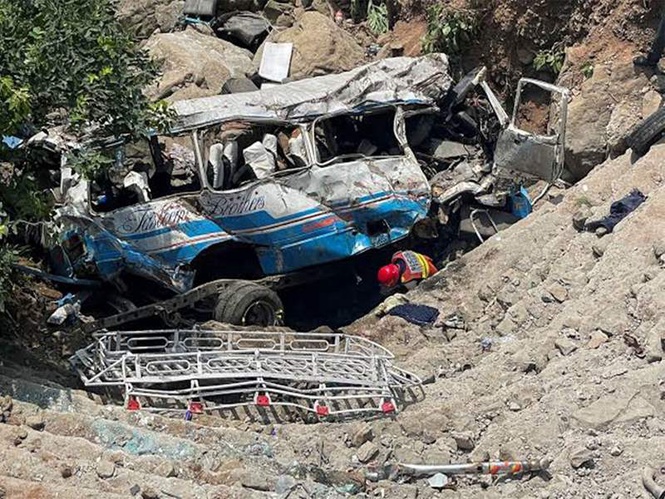 Image from: 40 dead, 8 injured as passenger bus plunges into ravine in Pakistan's Balochistan