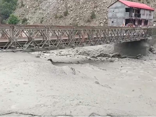 Image from: Monsoon fury in Himachal Pradesh: 60 roads blocked, NH-05 hit by cloudburst debris; power and water services disrupted