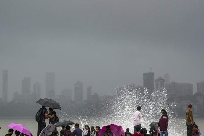 Image from: IMD forecasts heavy rains in Mumbai, Thane on week-end, issues red alert