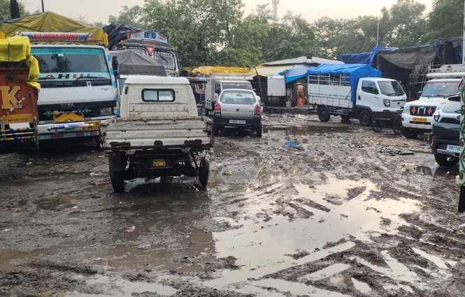 Image from: No let-up in sanitation woes at Sector 26 mandi