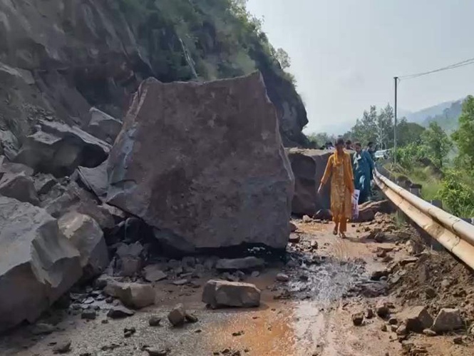Image from: J-K: Ramnagar-Udhampur road blocked after landslide near Kaugha; debris clearance underway
