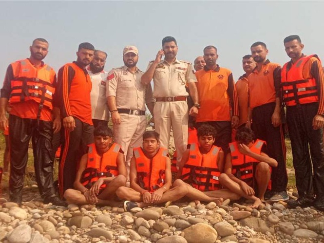 Image from: Jammu Police, SDRF rescue four children stranded in River Tawi