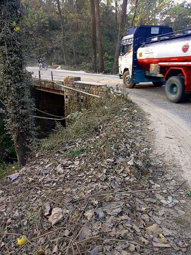Image from: Damaged Mandi highway stretch near Thakurdwara poses risk to commuters