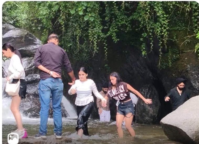 Image from: Stranded tourists rescued from Salaba Waterfall near Baijnath