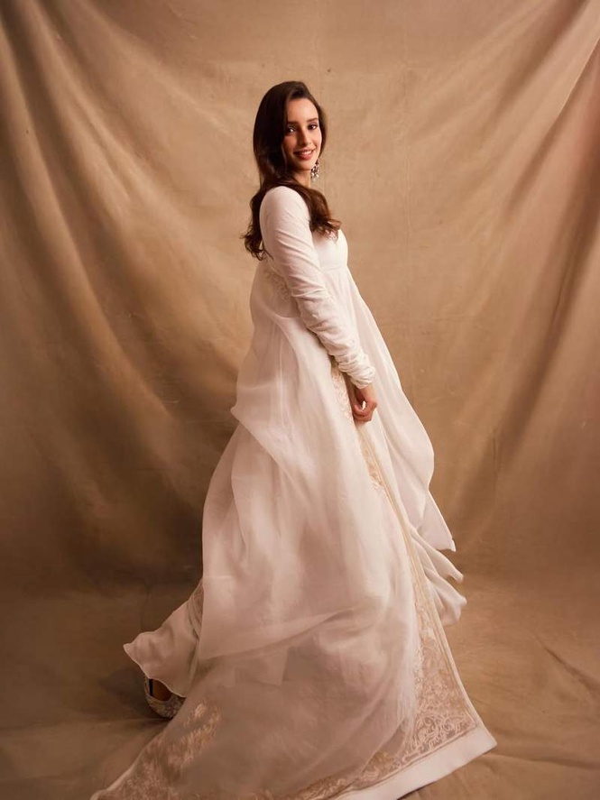 Image from: Pratibha Ranta, Sara Arjun to Aneet Padda: New-age stars who can effortlessly ace the old-Indian traditional wardrobe in white