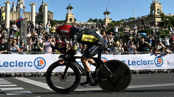 Image from: Vingegaard takes early Tour de France lead as Visma win opening stage in Barcelona