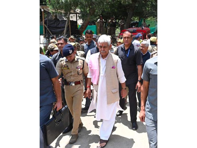 Image from: J-K LG Manoj Sinha visits Nunwan Base Camp in Pahalgam, reviews management of Amarnath Yatra