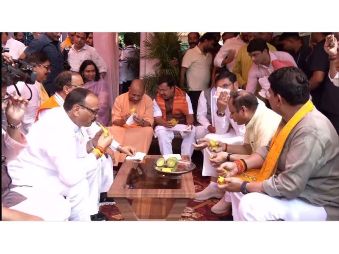Image from: BJP President Nitin Nabin and CM Yogi enjoy mangoes at Dy CM Brajesh Pathak's residence in Lucknow