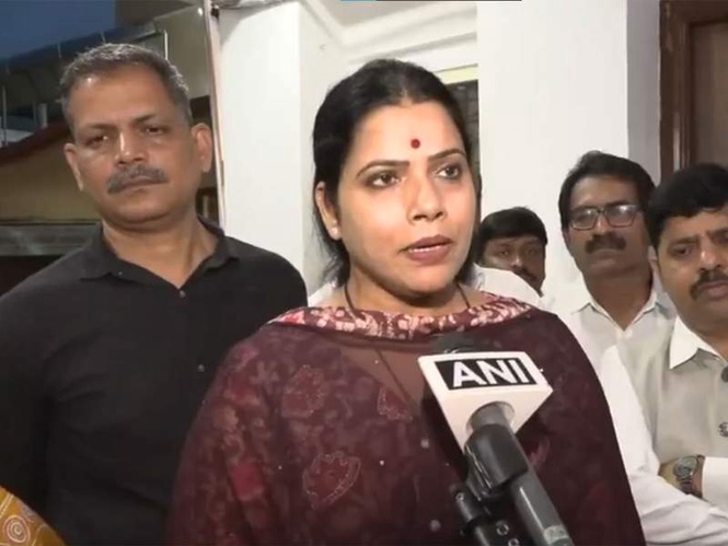Image from: Mumbai Mayor Ritu Tawde announces Rs 5 lakh ex gratia for family of 63-year-old man killed in Kurla tree collapse