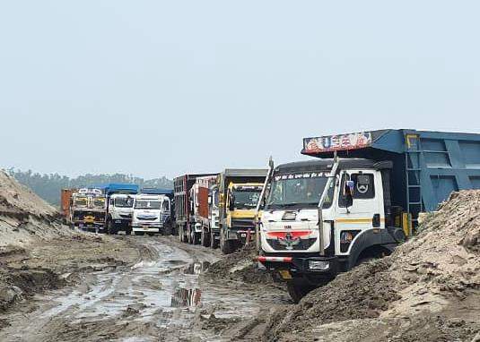 Image from: Punjab: Illegal miners abandon 80 trucks on seeing Randhawa’s cavalcade