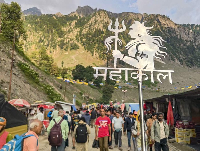 Image from: Another batch of pilgrims on way to Amarnath shrine