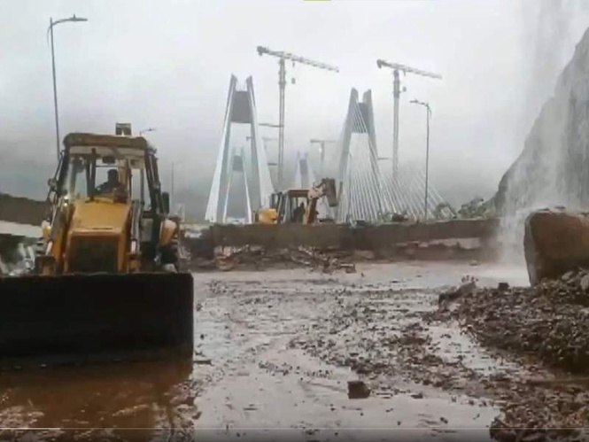 Image from: Landslides shut Mumbai-Pune highway and expressway; trains cancelled, diverted amid heavy rainfall