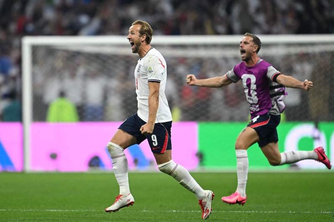 Image from: England star suffers potential injury during Mexico win celebrations