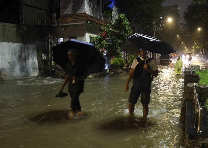 Image from: Heavy rain in Mumbai: Half-day for semi-govt offices; pvt firms asked to allow work from home