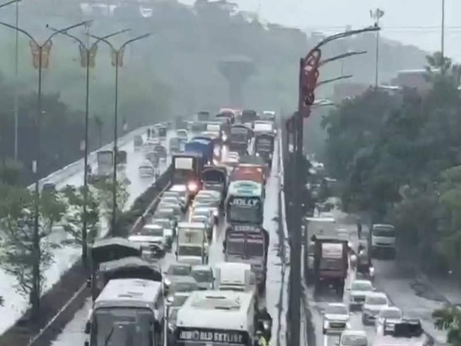 Image from: Maharashtra on alert as heavy rain disrupts road, rail traffic; Congress questions govt response