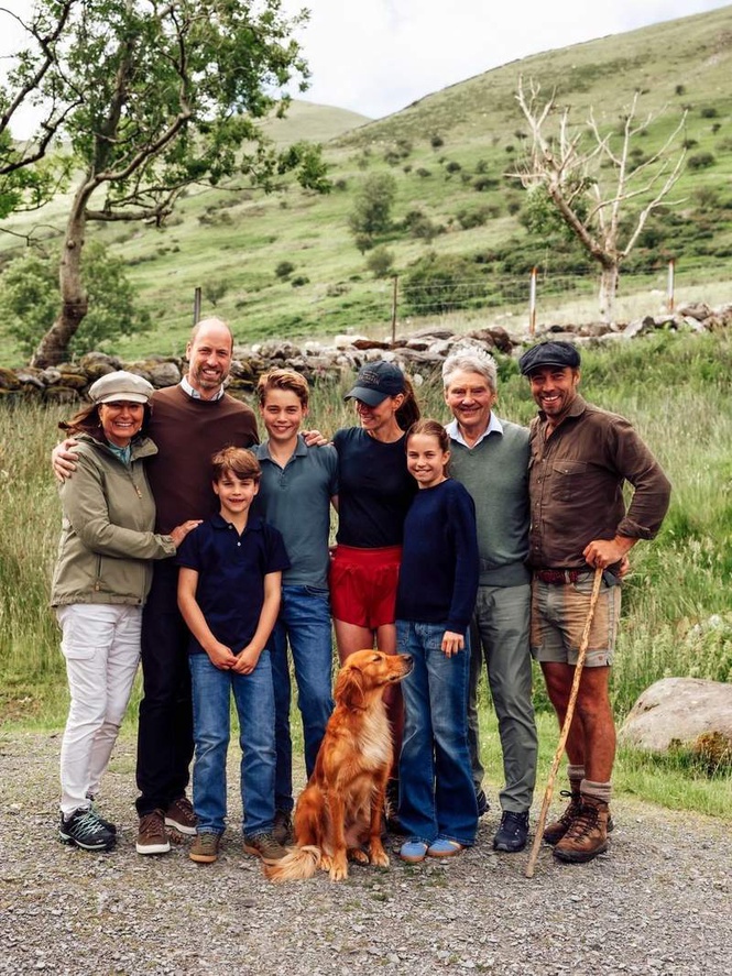 Image from: Carole and Michael join William, Catherine and grandchildren for heartwarming portrait