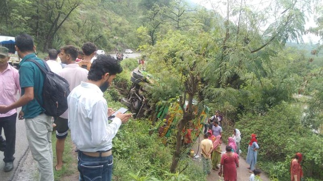Image from: 19 injured after private bus overturns near Bhawana Chowk in Himachal’s Mandi