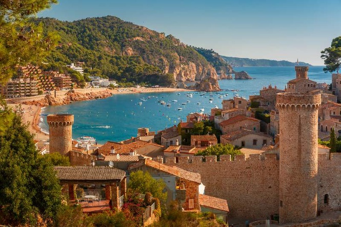 Image from: Spain expects to welcome 100 million tourists this year