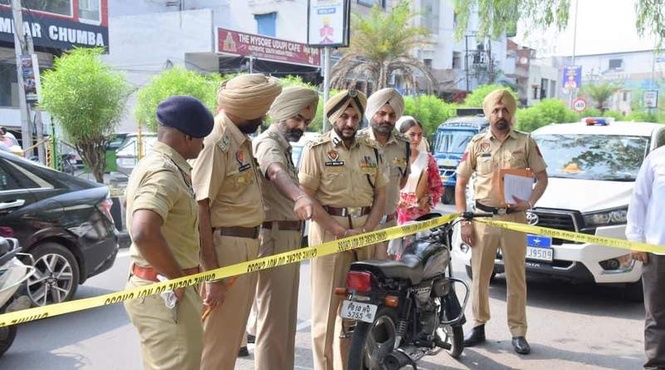 Image from: Extortion bid: Amritsar Police arrest 2 for firing at bizman’s shop