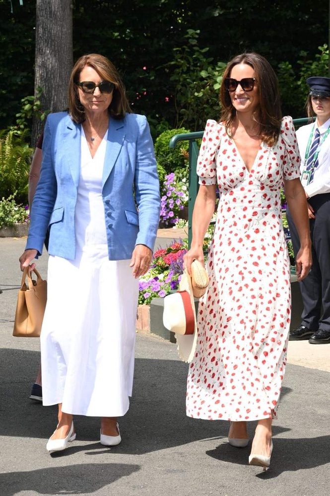 Image from: Pippa and Carole Middleton make glamorous entrance at Wimbledon